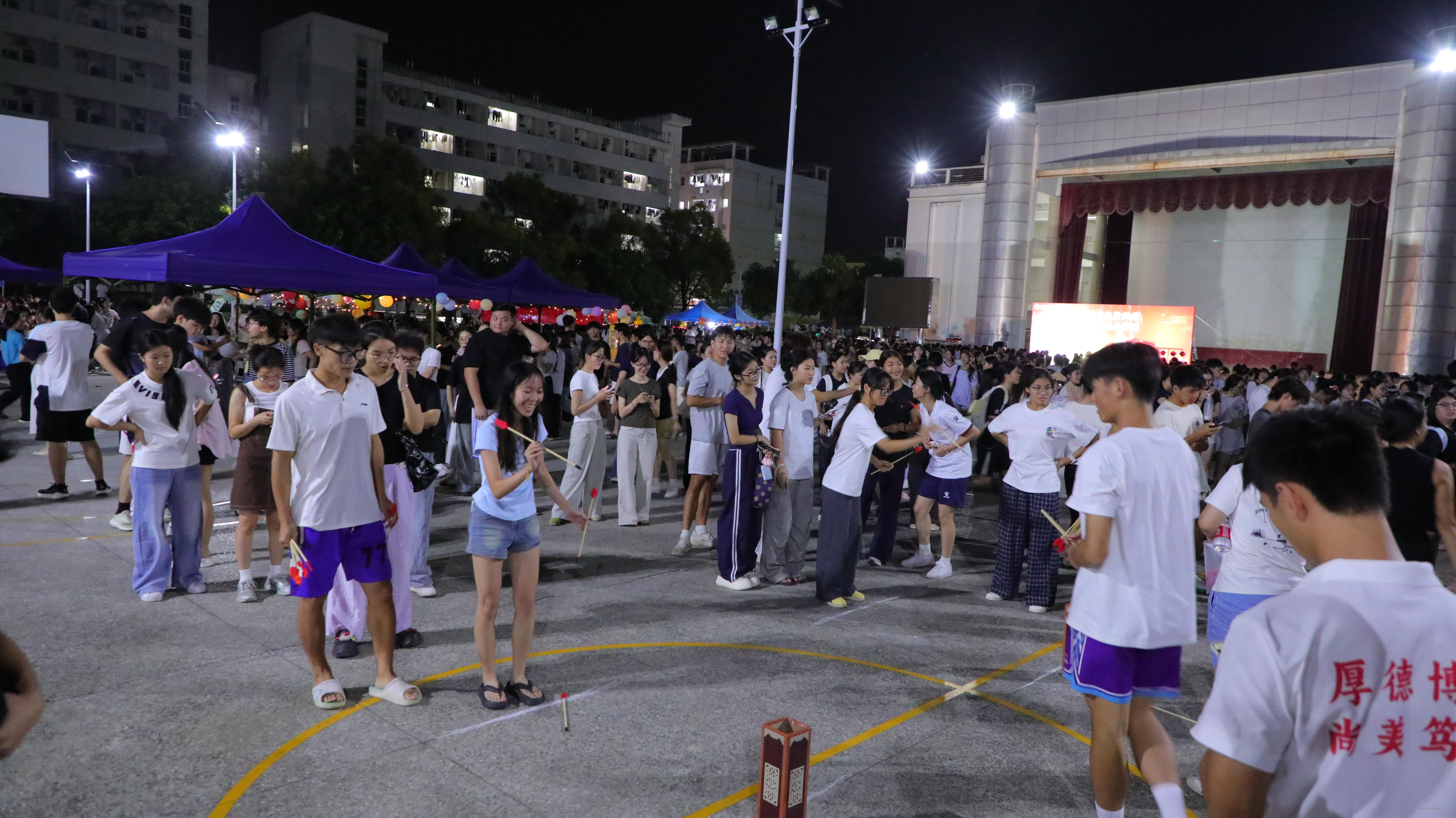 鸭脖官网顺利举行“月圆中秋聚师园，师生同庆共婵娟”2026年中秋游园晚会