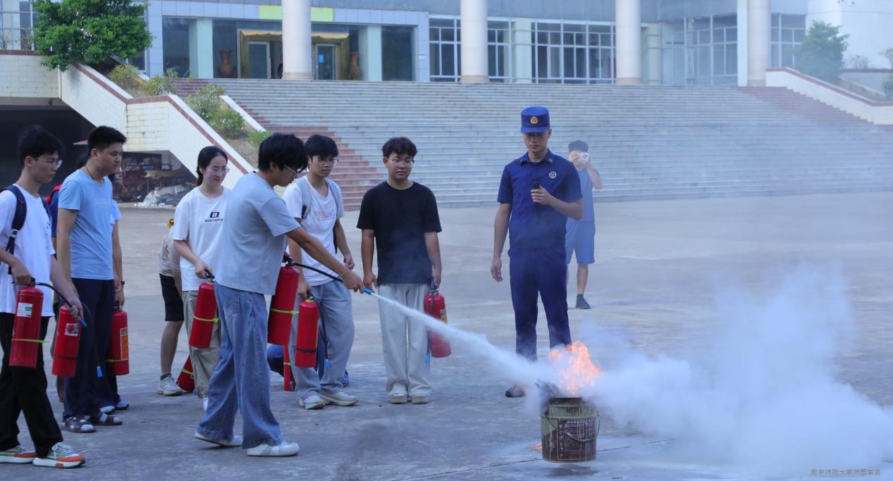鸭脖官网开展2026年秋季学期消防安全知识培训讲座暨应急疏散演练